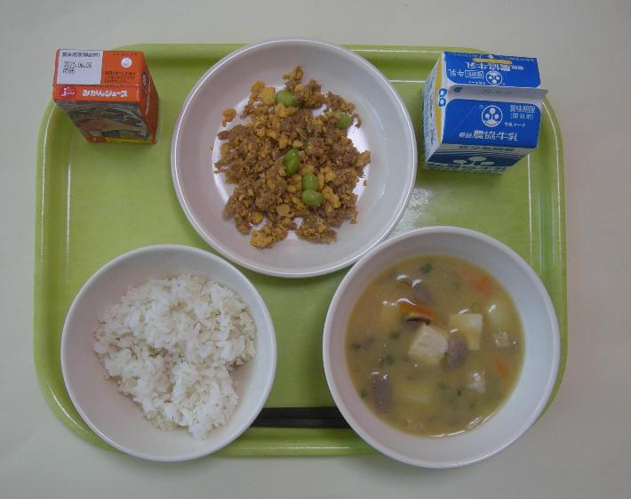 麦ごはん、さつま汁、ツナそぼろ丼の具、みかん果汁、牛乳の写真