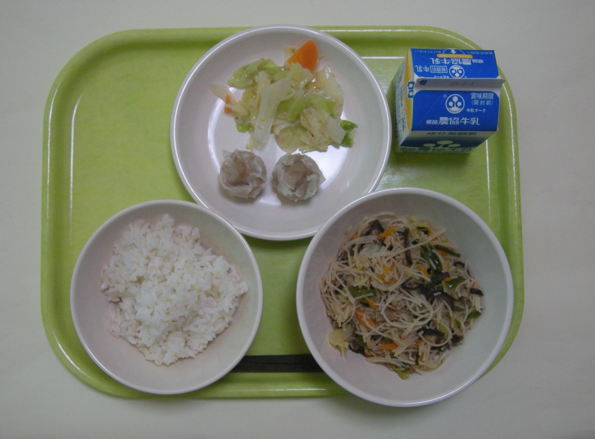 少なめ麦ごはん 、五目ビーフン、シュウマイ、中華風添え野菜、牛乳の写真