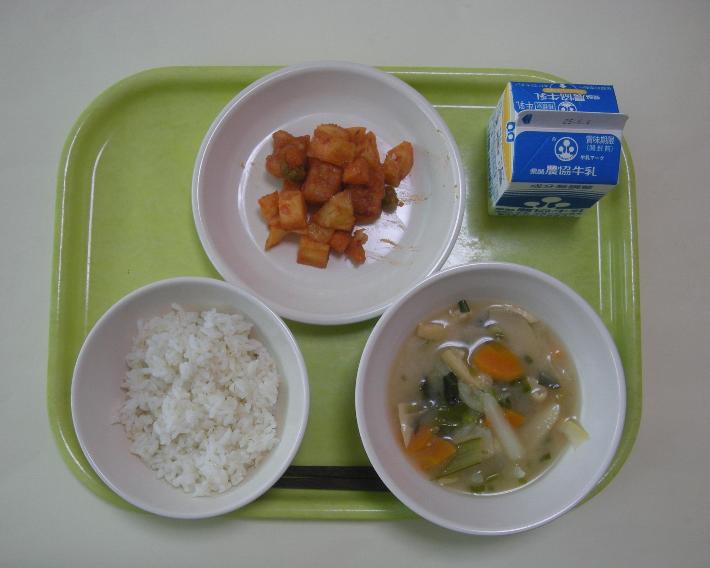 麦ごはん、こさん竹のみそ汁、タラとポテトのオーロラソース和え、牛乳の写真
