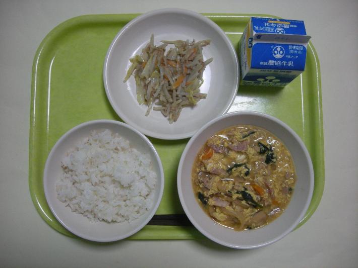 麦ごはん、なかよしどんぶりの具、かみかみソテー、牛乳の写真