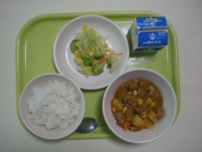 麦ごはん、肉団子と豆のケチャップ、野菜のレモンサラダ、牛乳の写真