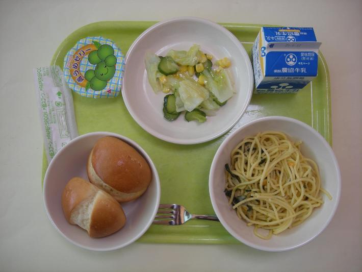 ロールパン（幼・小学校低学年1個、 青じそペペロンチーノ、キャベツとコーンのサラダ、青梅ゼリー、牛乳の写真