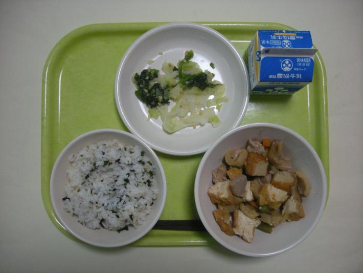 わかめごはん、割干大根の煮物、キャベツのピーナッツ和え、牛乳の写真