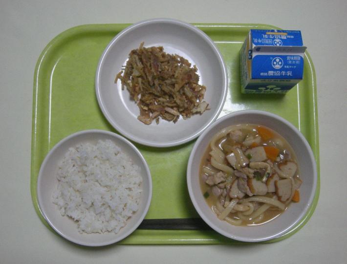 少なめ麦ごはん、五目うどん、ごぼうのナッツがらめ、牛乳の写真