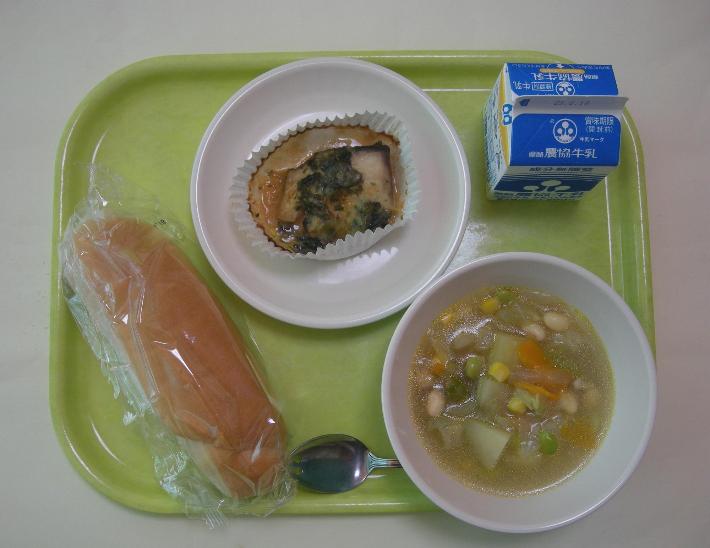 コッペパン（幼稚園ロールパン）、具だくさん野菜スープ、しいらのオイネーズソース焼き、牛乳の写真