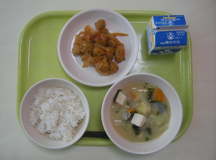 麦ごはん、豆腐とわかめの味噌汁、ミートボールの甘酢あんかけ、ヨーグルト（中学校のみ）、牛乳の写真