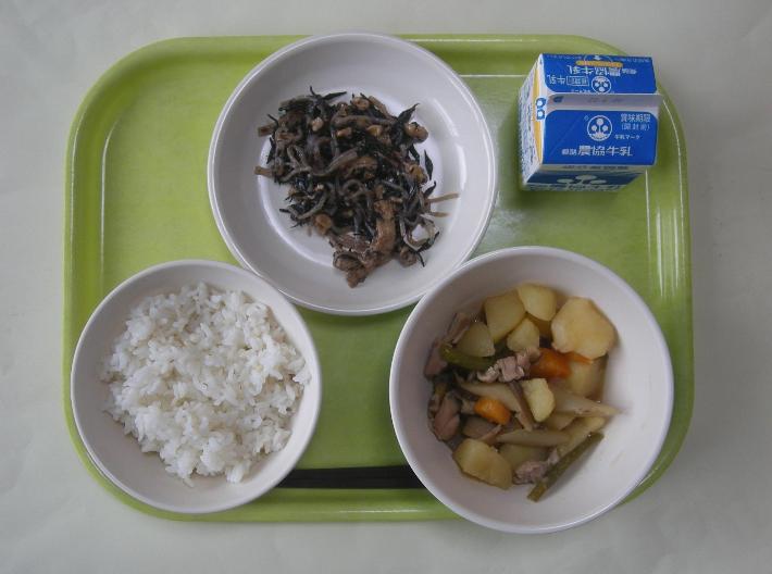 麦ごはん、筑前煮、ひじきとくるみの炒め煮、牛乳の写真