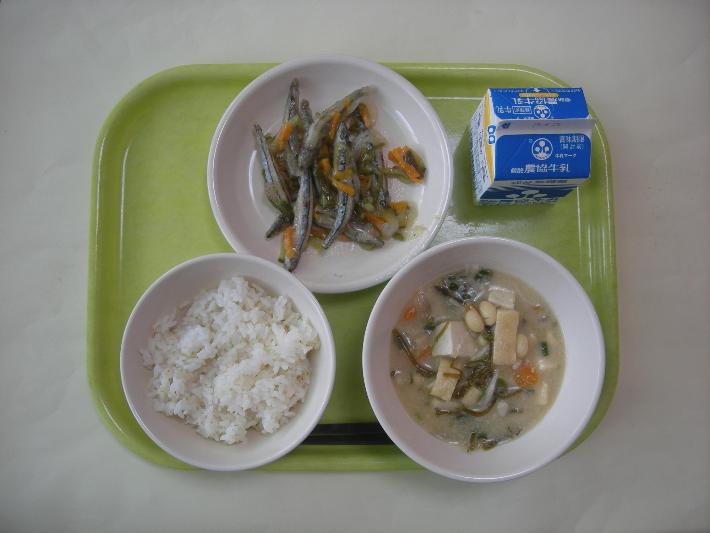 麦ごはん、豆まめみそ汁、きびなごの南蛮漬け、牛乳の写真