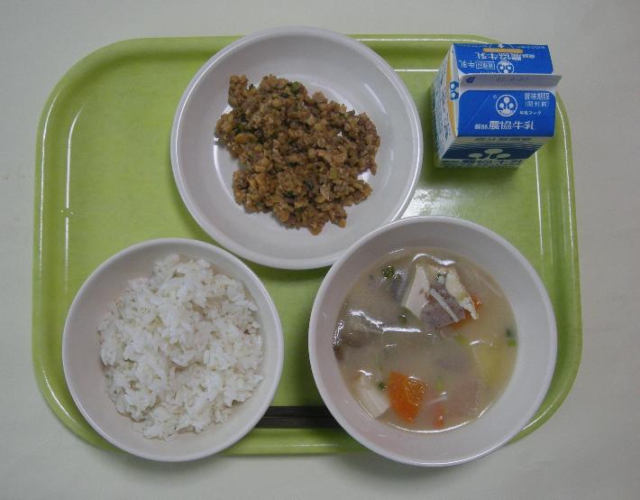 麦ごはん、さつま汁、スタミナ納豆、牛乳の写真