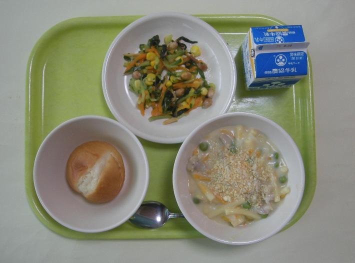 ロールパン（中学生2個）、グラタン風煮（パン粉をトッピング）、かみかみサラダ、牛乳の写真