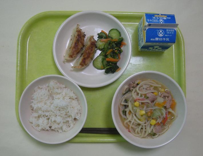 少なめ麦ごはん、コーンちゃんぽん、餃子2個（幼・小学校低学年1個）、昆布茶和え、牛乳の写真
