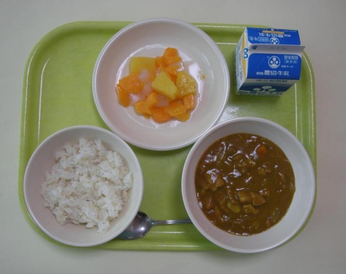 麦ごはん、ポークカレー、フルーツポンチ、牛乳の写真
