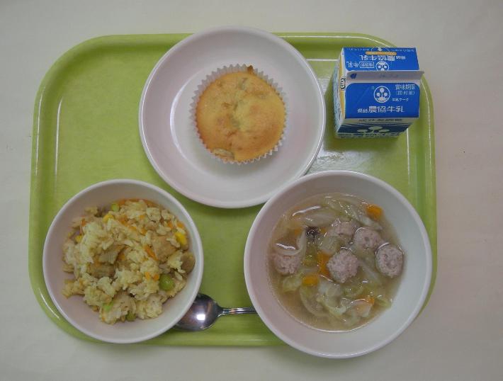 カレーピラフ、肉団子と野菜スープ、手作りバナナスープ、牛乳の写真