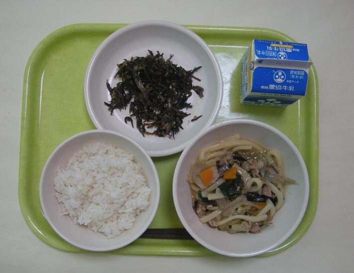 麦ごはん、わかめうどん、海藻と小魚の佃煮、牛乳の写真