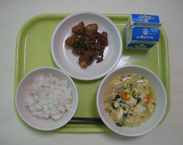 麦ごはん、かきたま汁、鶏肉とゴーヤの梅風味揚げ、牛乳の写真