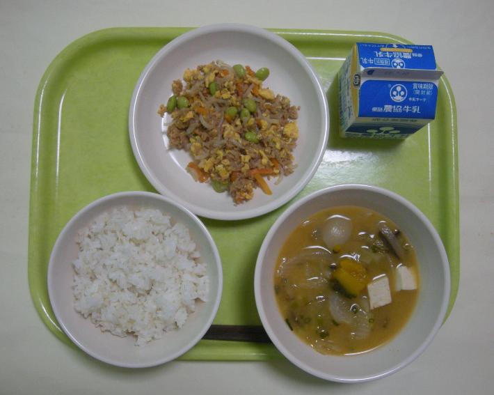 麦ごはん、夏野菜のピリ辛みそ汁、ツナとしらたきのどんぶりの具、牛乳の写真