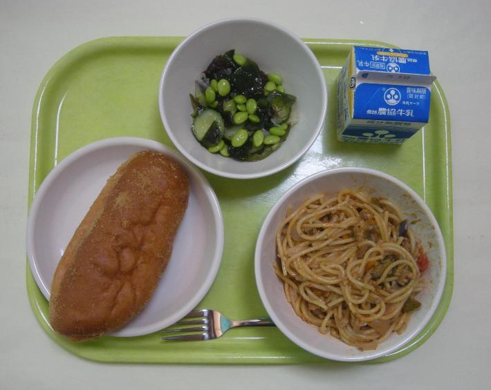 きなこ揚げパン、なすとトマトのミートスパゲッティ、海藻と枝豆サラダ、牛乳の写真