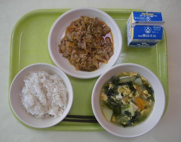 麦ごはん、具だくさんわかめスープ、焼肉炒め、牛乳の写真