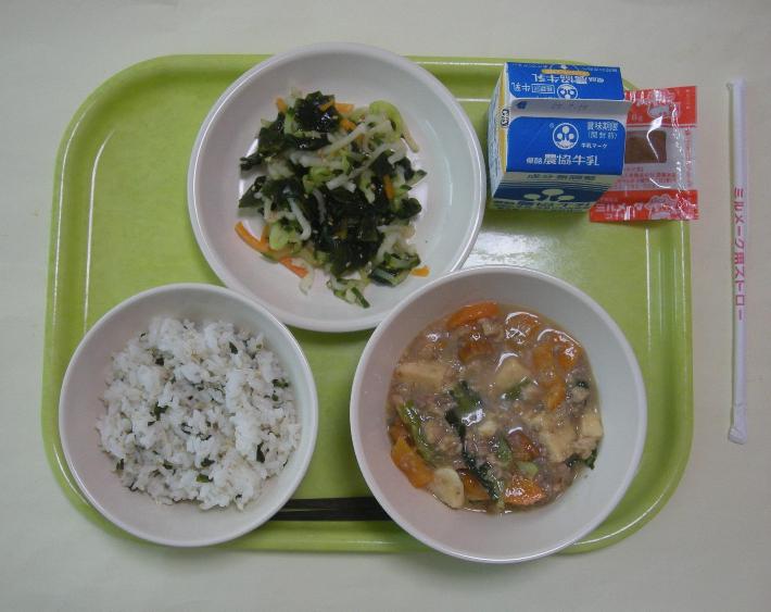 わかめごはん、冬瓜のみそ煮、切干大根の甘酢和え、ミルメーク、牛乳の写真