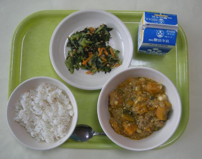 麦ごはん、麻婆南、 中華風和え、牛乳の写真