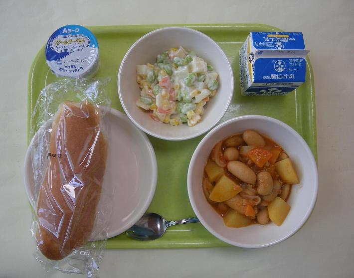 コッペパン（幼稚園ロールパン）、ウィンナーと豆のトマト煮、マセドアンサラダ、ヨーグルト（中学校のみ）​、​​​​ 牛乳の写真