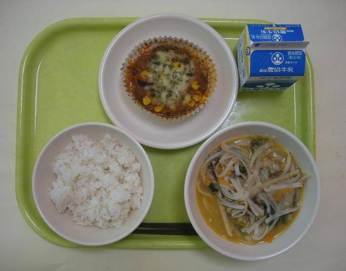 少なめごはん、ピリ辛フォー、ツナとなすのチーズ焼き、牛乳の写真