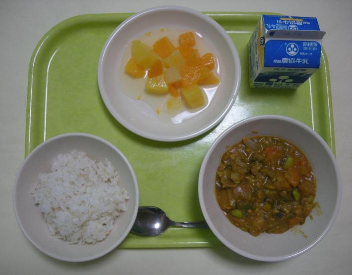 麦ごはん、夏野菜カレー、ミックスフルーツ、牛乳の写真