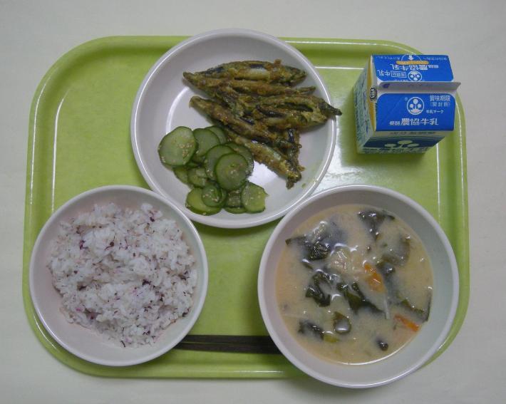 しそごはん、豆乳のみそ汁、きびなごの黄金がらめ、きゅうりのごま和え、牛乳の写真