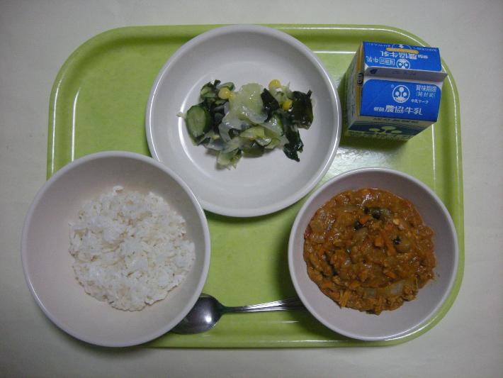 麦ごはん、キーマカレー、レモン風味サラダ、牛乳の写真
