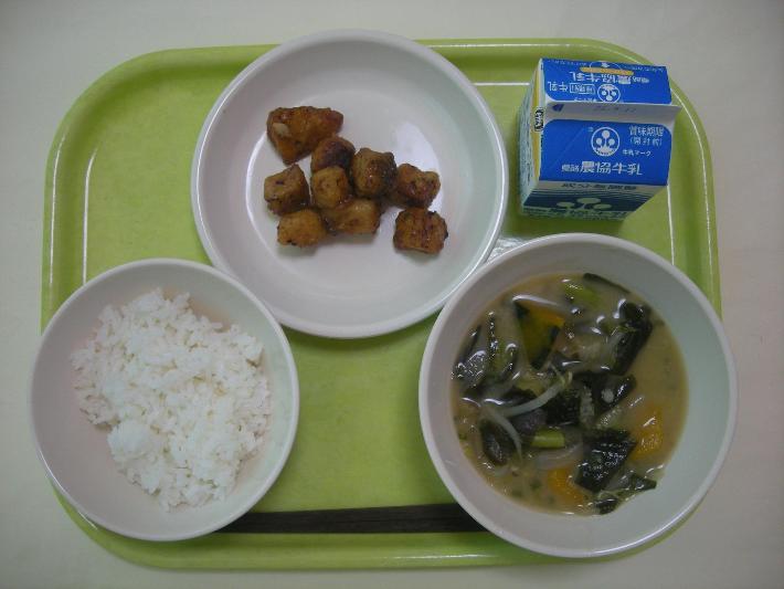 白ごはん、なすとかぼちゃのみそ汁、シイラの梅香揚げ、牛乳の写真