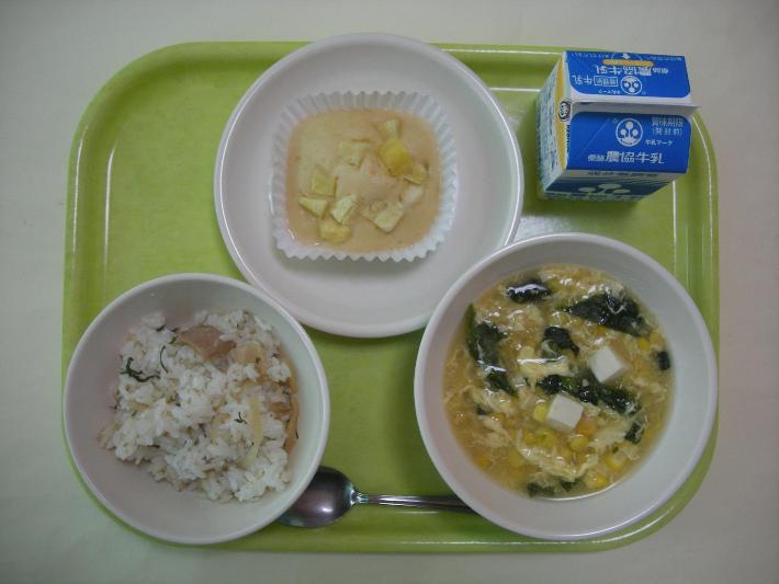 おしんこピラフ、コーン卵スープ、芋入り蒸しパン、牛乳の写真