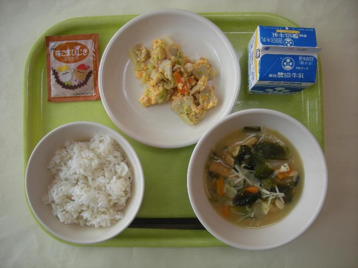 麦ごはん、厚揚げとじゃがいものみそ汁、さつま揚げの卵とじ、味ごまひじきふりかけ、牛乳の写真