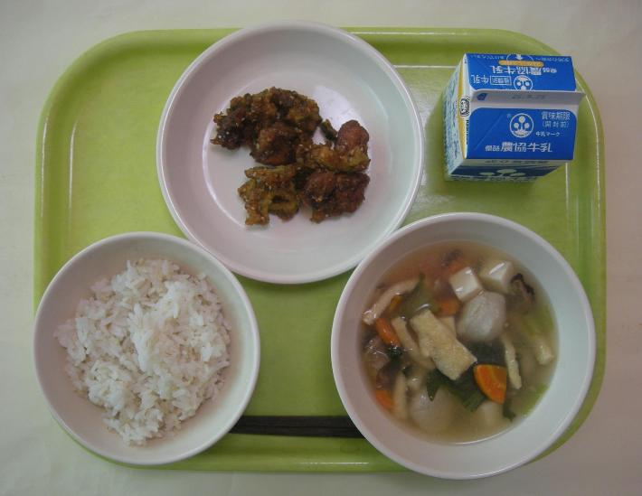 麦ごはん、冬瓜のおろし汁、豚肉とゴーヤのスタミナ揚げ、牛乳の写真