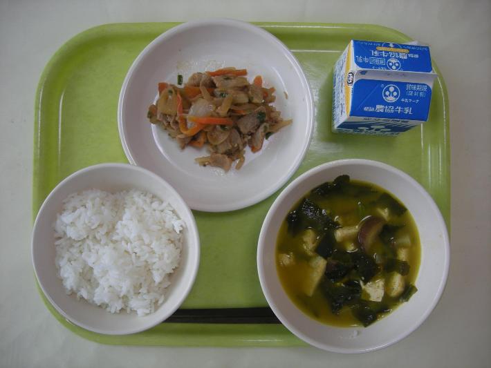 白ごはん、夏野菜のみそ汁、豚丼の具、牛乳の写真