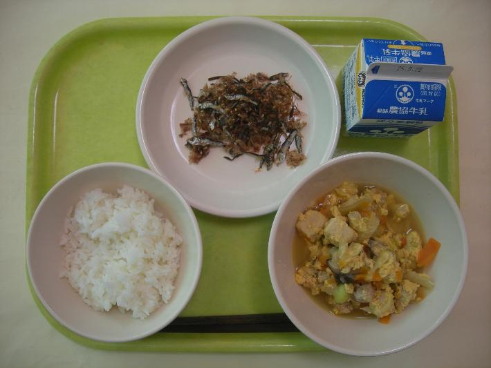 麦ごはん、高野豆腐の卵とじ、磯ミックス、牛乳の写真