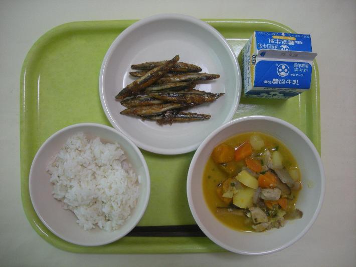 麦ごはん、さつま汁、きびなごのピリ辛揚げ、牛乳の写真