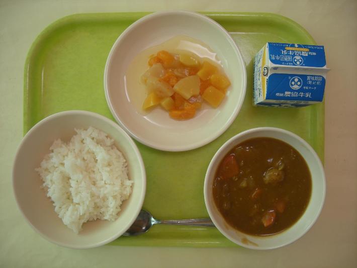 白ごはん、ミートボール入りカレー、ミックスフルーツ、牛乳の写真
