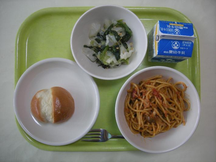 ロールパン（中学校2個）、トマトとツナのパスタ、ほうれん草のピーナッツ和え、牛乳の写真
