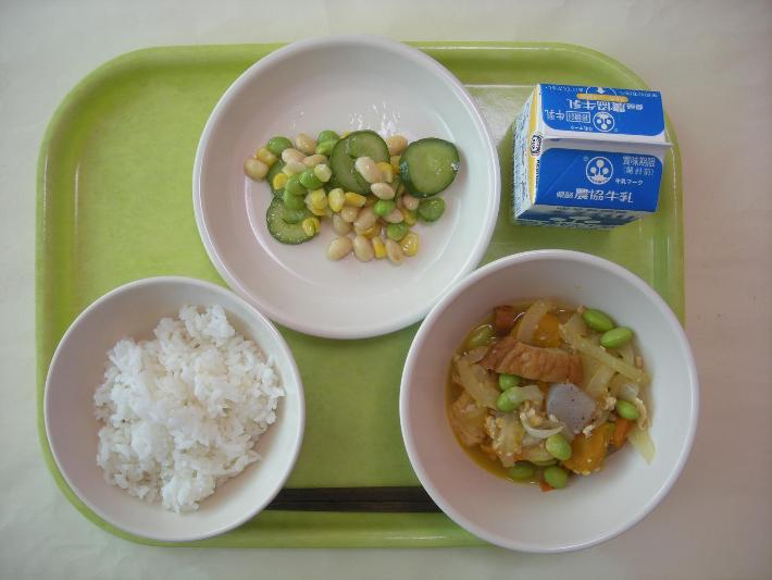 白ごはん、かぼちゃのそぼろ煮、ビーンズサラダ、牛乳の写真