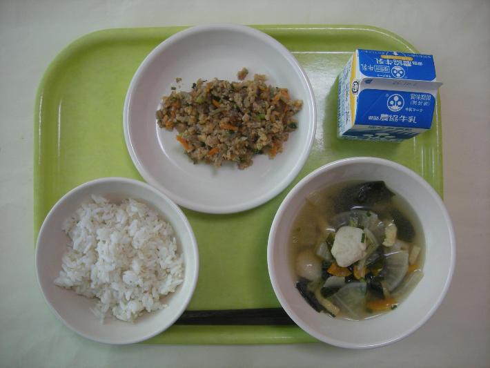 麦ごはん、つみれ汁、豚みそ、牛乳の写真