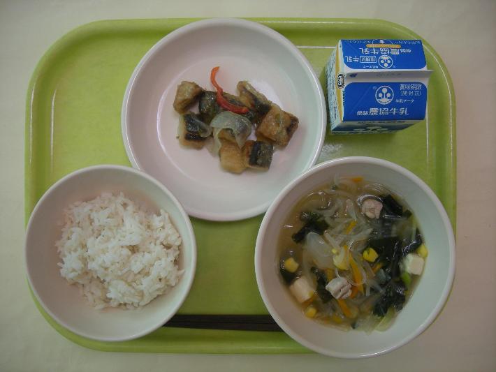 麦ごはん、中華風春雨スープ、さばのカラフル南蛮、牛乳の写真