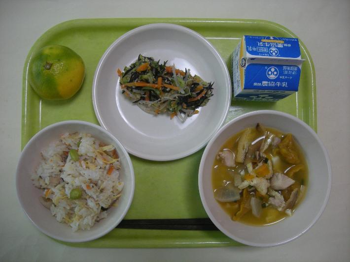 秋のちらし寿司、かぼちゃのすいとん汁、ひじきの酢の物、みかん、牛乳の写真