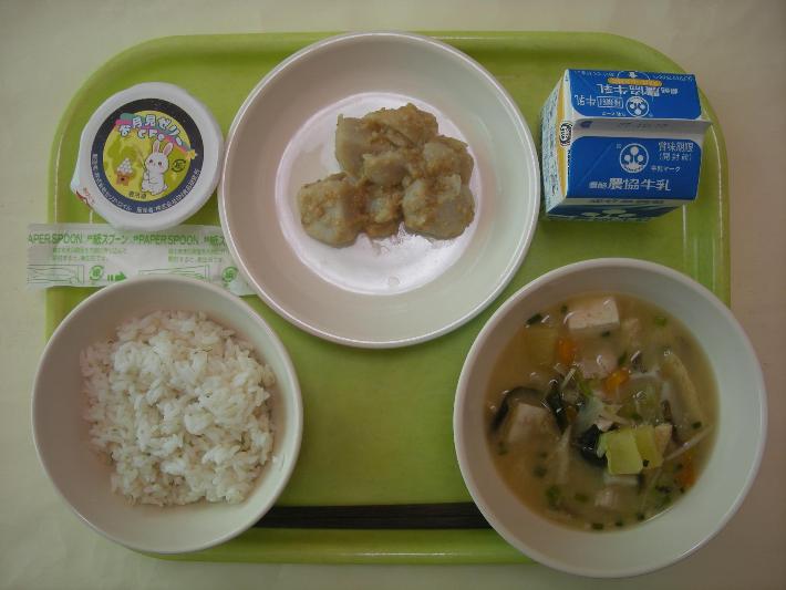 麦ごはん、秋の味覚汁、さといもの田楽、お月見ゼリー、牛乳の写真