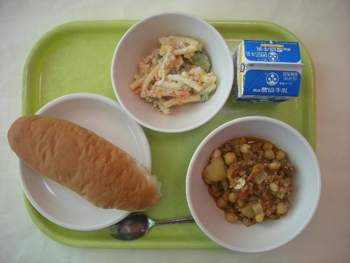 コッペパン（幼稚園ロールパン）、チリコンカン、マカロニサラダ、牛乳の写真