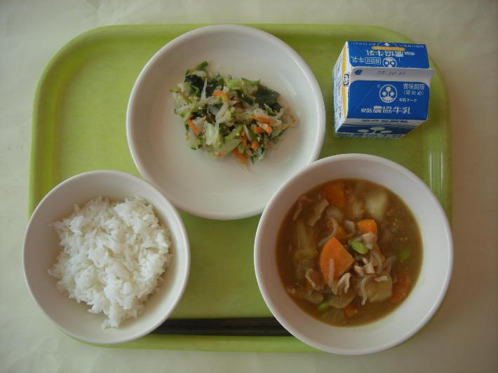 白ごはん、肉じゃが、千切大根のナッツ和え、牛乳の写真