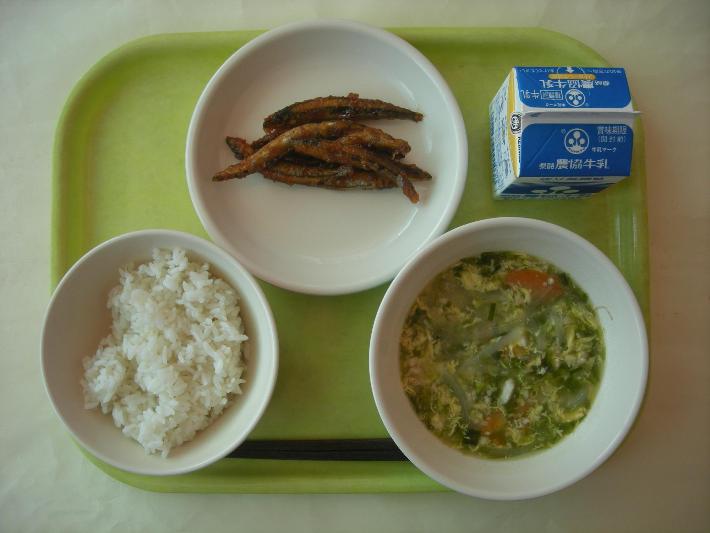 麦ごはん、あおさスープ、きびなごのヤンニョム風、牛乳の写真