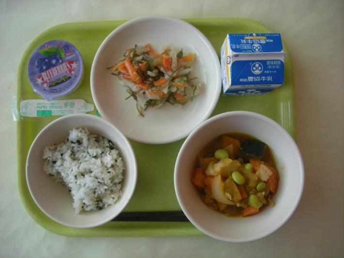 わかめごはん、かぼちゃの煮物、大根と昆布のサラダ、ブルーベリーゼリー、牛乳の写真