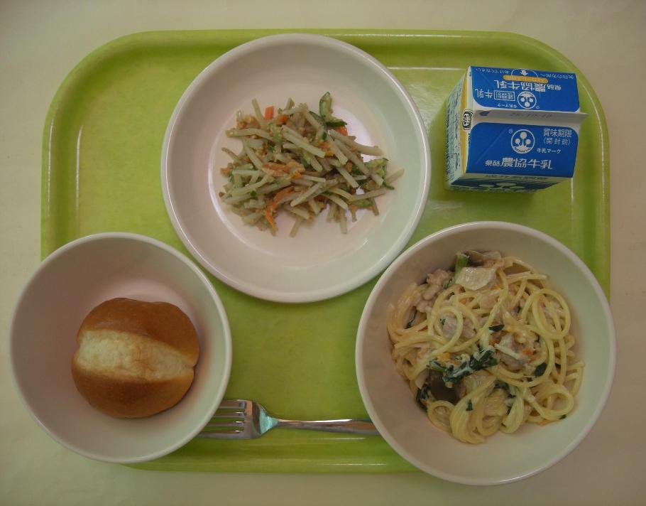 ロールパン（中学校2個） 、きのこクリームスパゲッティ、ごぼうとナッツのサラダ、牛乳の写真