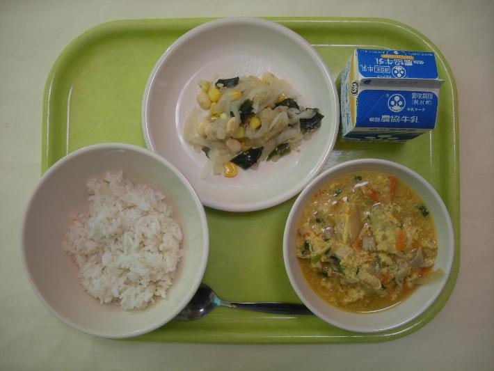 麦ごはん、親子丼の具、和風サラダ、牛乳の写真