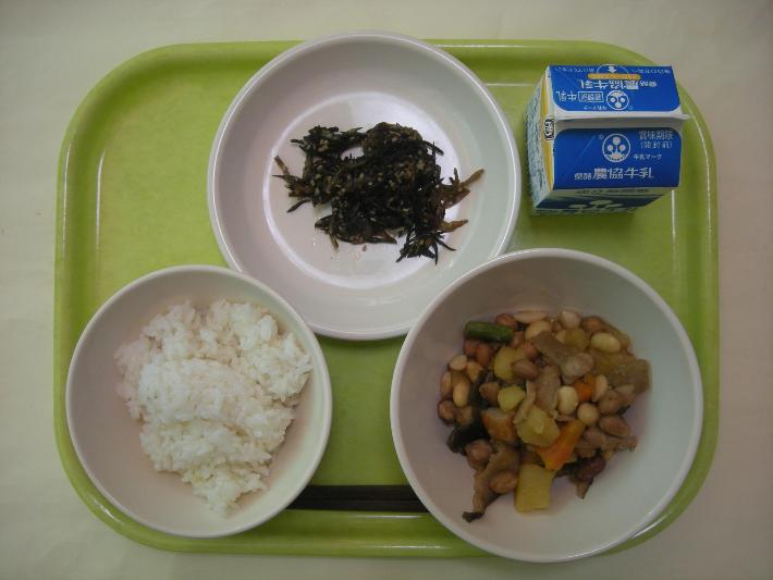 白ごはん、落花生の五目煮、ひじきとわかめの佃煮、牛乳の写真